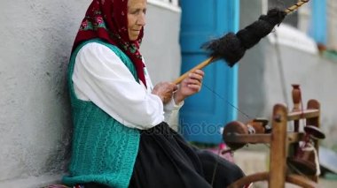 Yaşlı kadın kadın üzerinde çalışıyor