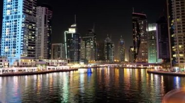 Gece Dubai Marina 'sı