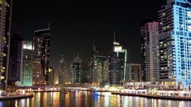 Gece Dubai Marina 'sı