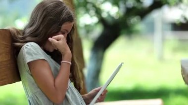 Tablet ile güzel kız