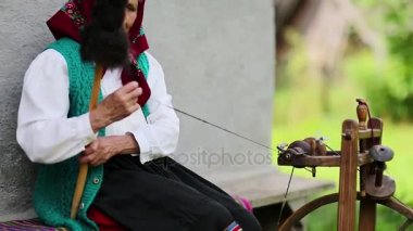 Çıkrık ile yaşlı kadın