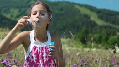 Sabun köpüğü üfleyen kız