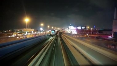 Yaklaşmakta olan metro tren 