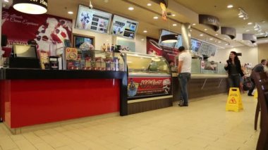 fast food Restoran içindeki insanlar