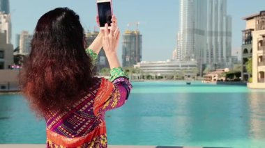 Kadın fotoğrafları Smartphone'da yapar.