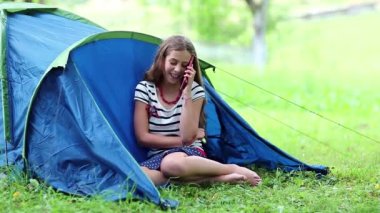 Kız cep telefonuyla konuşuyor