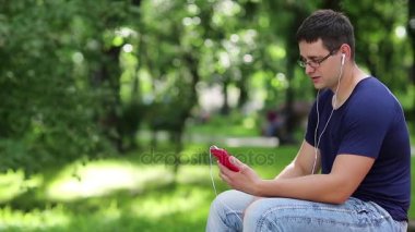 Genç adam Smartphone'da konuşuyor