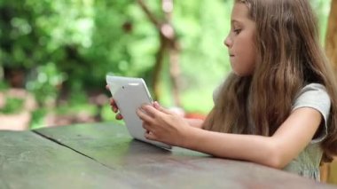 Beyaz tablet ile güzel kız 