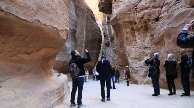 dar geçit insanlarda