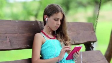 Güzel kız kırmızı smartphone kullanır