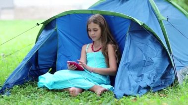 Güzel kız smartphone kullanır