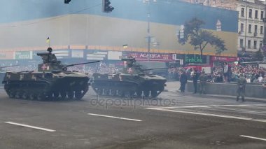 Tören geçit töreni askeri donanım tanklar  