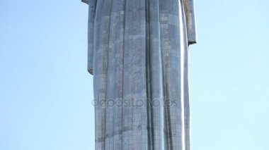 Kırmızı haşhaş tacı olan anne vatan