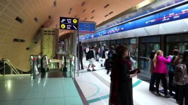 İnsanlar mooving tren içine