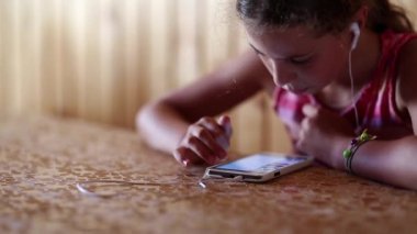 Kız web sayfaları smartphone üzerinde görünüyor.