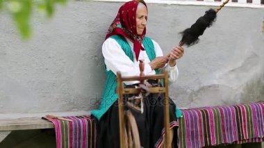 Yaşlı kadın kadın ile çalışıyor 