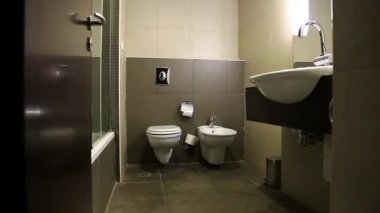 Küçük banyo içinin görüntüsünü kaymak
