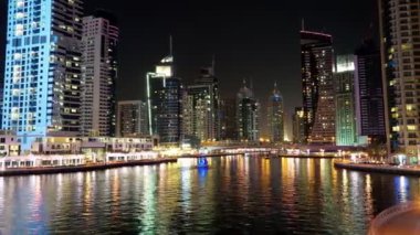 Gece Dubai Marina 'sı