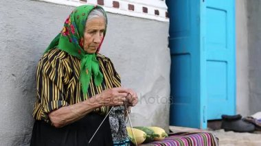 Yaşlı kadın çorap dokuma kumaşlar