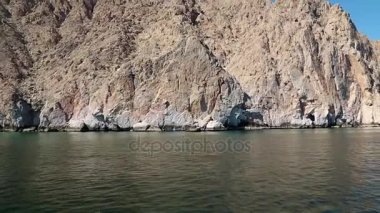 Musandam Yarımadası boyunca gemi yelken 