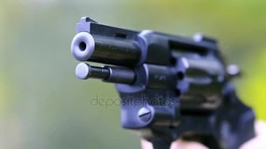 Adam bir tabanca ateş eder.