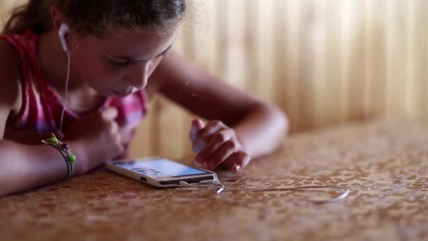 Hezká dívka používá smartphone — Stock video