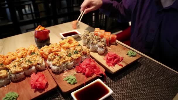 Manusia makan makanan Jepang. — Stok Video