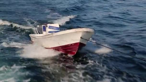 Barco pequeño atado a barco grande — Vídeo de stock