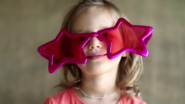 Niña bonita en gafas grandes — Vídeo de stock