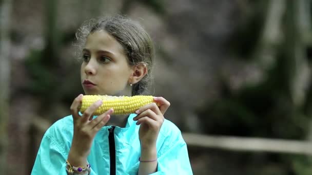 Menina come milho — Vídeo de Stock