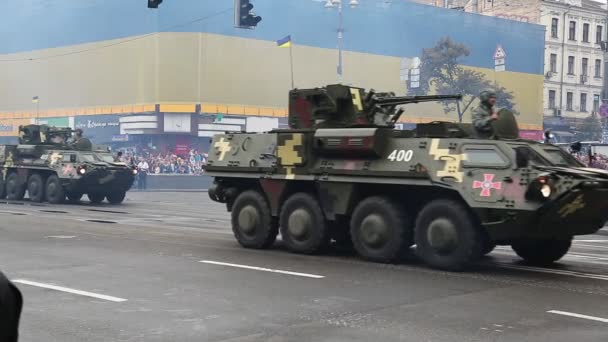 Parade van militaire hardware — Stockvideo