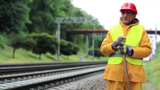 Railway man near railway track — Stock Video