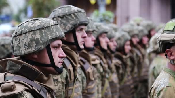 Soldados em uniforme militar — Vídeo de Stock