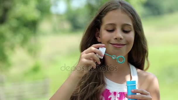 Chica soplando burbujas de jabón — Vídeo de stock