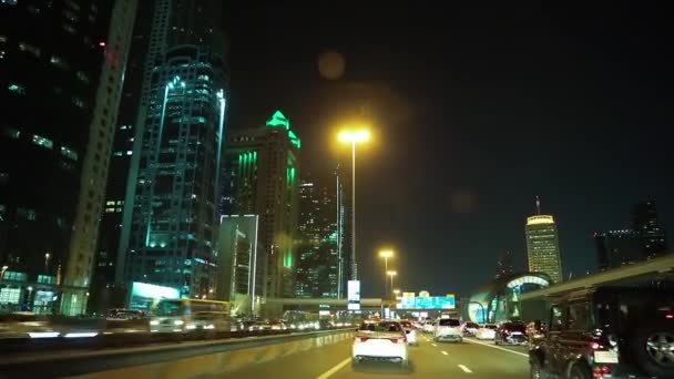 Dubaj městský provoz v noci 