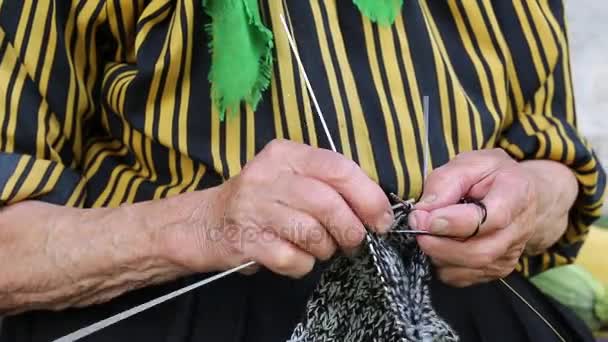 Femme âgée tricote des chaussettes en laine — Video