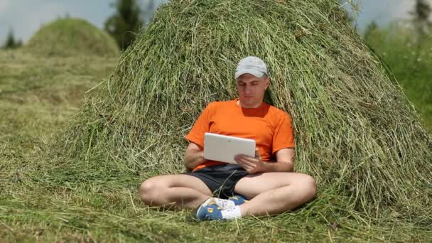 Hombre con tableta pc — Vídeos de Stock