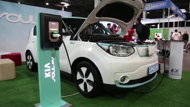 Branco KIA Alma EV eletromóvel — Vídeo de Stock