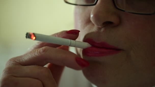 Vrouw smoks een sigaret — Stockvideo