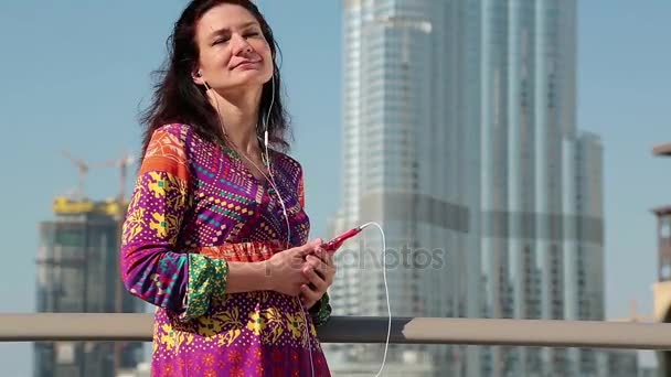 Mujer escuchando música — Vídeo de stock