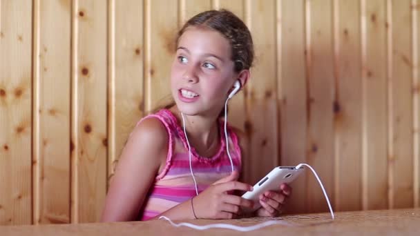 Girl communicates via smartphone — Stock Video