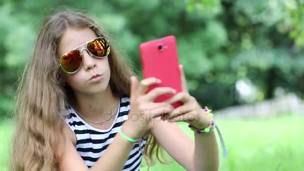 Vacker flicka med solglasögon gör selfie — Stockvideo