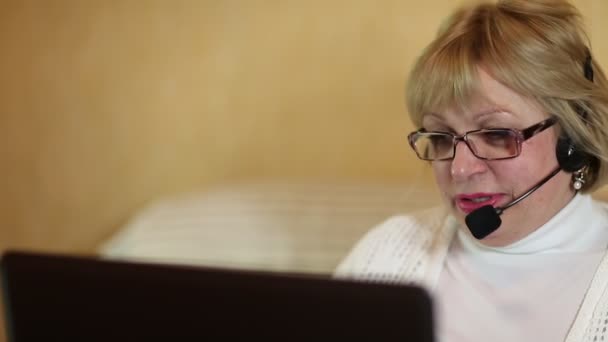 Жінка спілкується через ноутбук — стокове відео