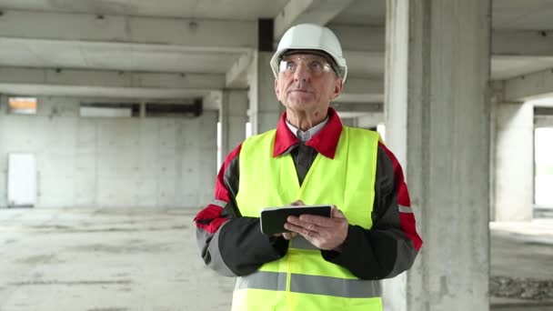 Männlicher Baumeister mit Tablet-PC — Stockvideo