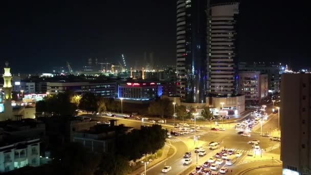 Dubai tráfico de la ciudad por la noche — Vídeo de stock