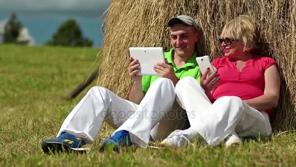 Uomo con tablet e donna con smartphone — Video Stock