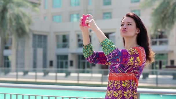 Mujer hace selfie con teléfono inteligente — Vídeo de stock