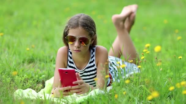 Menina com smartphone vermelho — Vídeo de Stock