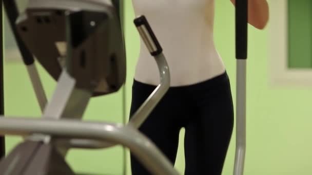 Kvinna på träningsutrustning — Stockvideo