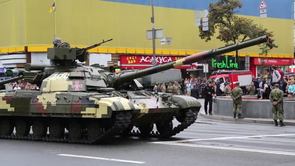 Tören geçit töreni askeri donanım tanklar — Stok video